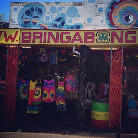 Byron bay é uma meca dos hippies na austrália. Bring a bong😆 ️- Nimbin - Hippie town - Byron bay - # ...