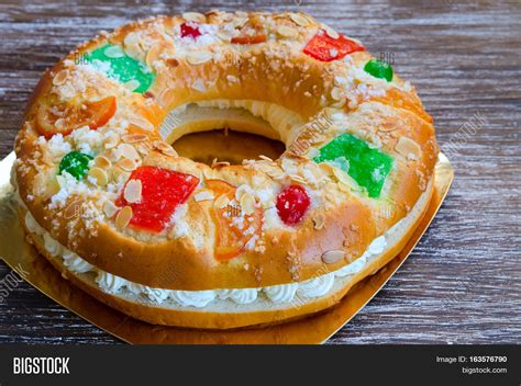 From marzipan to nougat, discover which christmas sweets to add to your christmas dinner. Typical Spanish Christmas Dessert / 25 Spanish Christmas ...