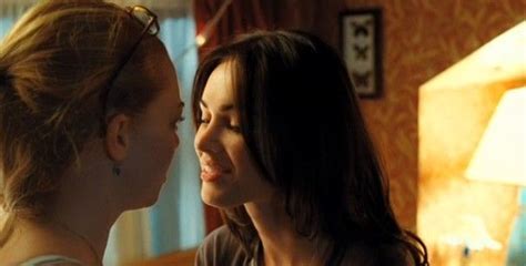 Megan Fox Amanda Seyfried Kiss Lesbians Kissing Megan Fox Body Movie