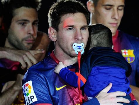 Na Entrega Da Taça De Campeão Leo Messi Leva O Filho Thiago A Campo