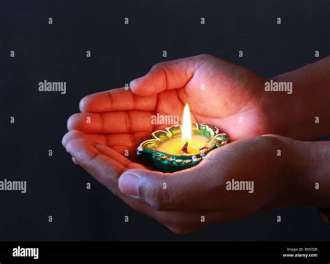 A Girl Holding A Plate Of Diya To Celebrate Diwali Hi Res Stock