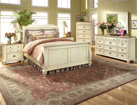 These bedroom sets are often found at antique shops or specialized furniture manufacturers; Country Cottage Style Bedrooms
