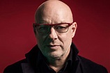 El viaje espacio-temporal de Brian Eno en diez estaciones