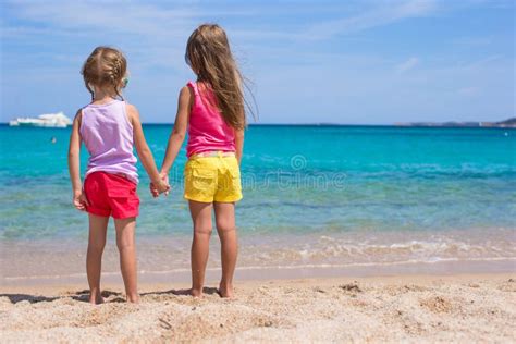 Entz Ckende Kleine M Dchen Am Strand W Hrend Des Sommers Stockfoto Bild Von Spielen Horizont