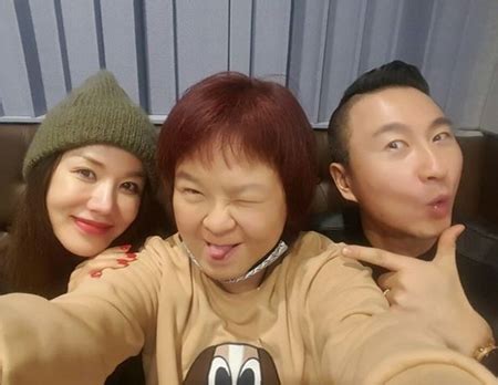 30여 년간 3만여 곡의 가요 제작에 참여한 참여하며 '국민 코러스'로 불리는 김현아는 오는 5일 월요일 낮 12시 신곡 '피카소의 꿈'을 국내 유명 음원사이트에 발매한다. 개 발사 - 실시간 검색어 : 코러스 김현아
