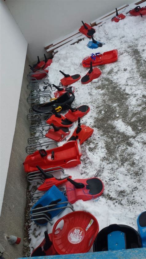 Zipfelbobs sind eine gute anschaffung für alle winterfans, die den schnee lieben und sich darin richtig austoben wollen. minibob Parkplatz vor der Schule