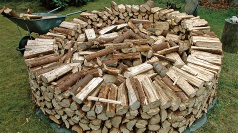The Best Way To Stack Firewood In 2020 Outdoor Firewood Rack
