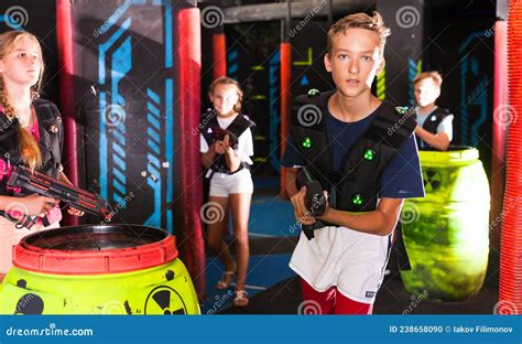 Jongen Die Plezier Heeft In Lasertag Arena Stock Foto Image Of Groep