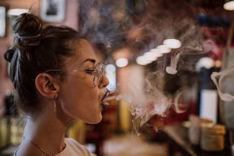 아름 다운 여자 연기와 재미 전자담배에 대한 스톡 사진 및 기타 이미지 전자담배 여자 흡연 Istock