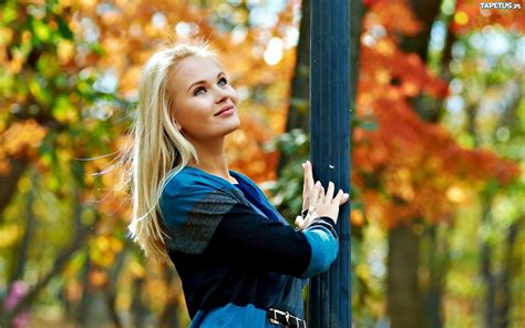 piękna kobieta blondynka spojrzenie jesień park