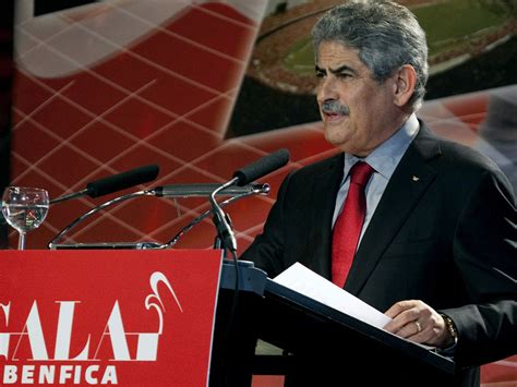 He is also president of the club's sad board of directors. Luís Filipe Vieira chora a morte da mãe