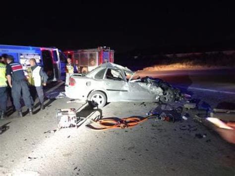 Kırşehir de kamyonetle otomobil çarpıştı 2 ölü