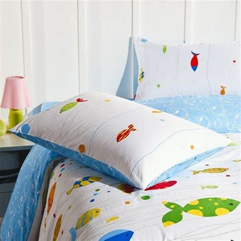 As the boat departs, a diver accidentally knocks his diving mask overboard. Finding Nemo Fish Bedding | Kids bedding sets, Girl beds ...
