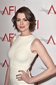 Anne Hathaway : Un look élégant et tendance pour les AFI Awards