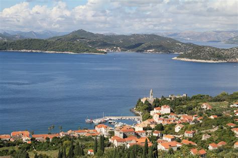 Hrvatska pronounced xř̩ʋaːtskaː), officially the republic of croatia (croatian: Jeg leser: Lopud, Kroatia