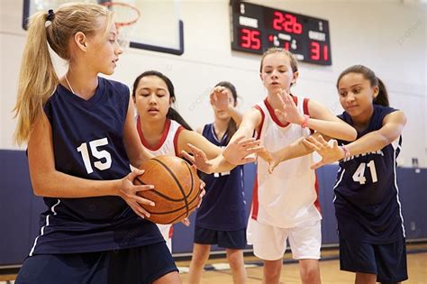 Background Tim Bola Basket Sekolah Menengah Perempuan Sedang Bermain