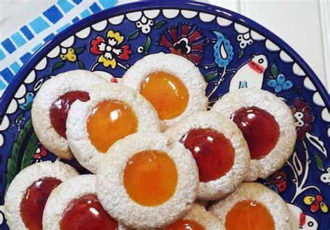 Whether dipped in chocolate, with a dash of jam or simply dusted with a little icing sugar, you can't help but love austria's christmas cookie classics. Austrian Christmas Cookie / 21 Ideas for Austrian ...