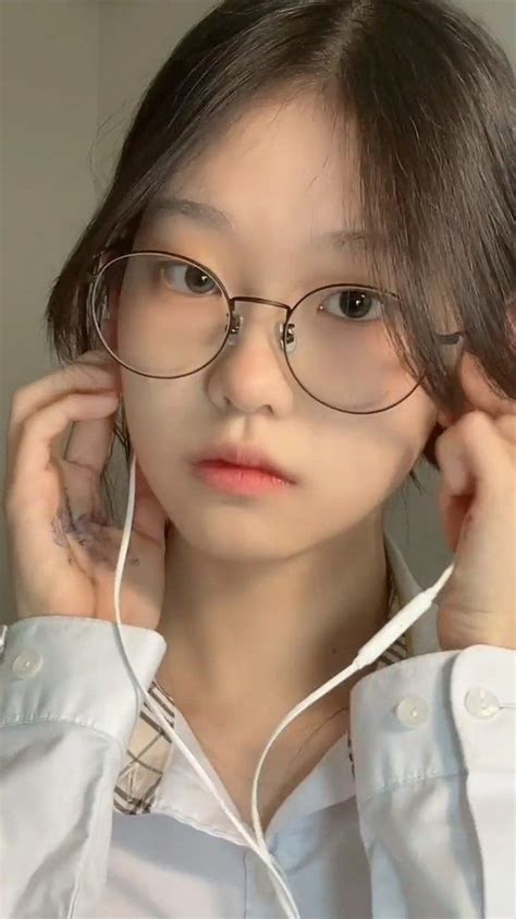 Get The We Heart It App Cute Girl With Glasses Pretty Girl Face Korean Glasses