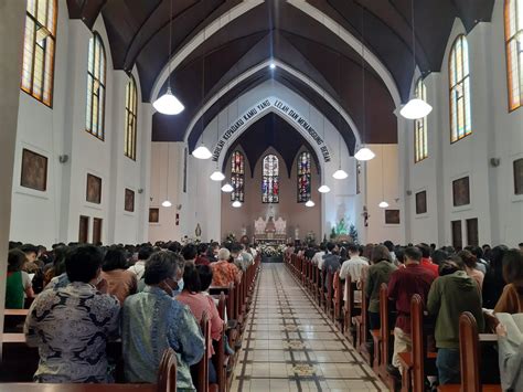 1600 Jemaat Memenuhi Gereja Katedral Santo Petrus Kota Bandung Jpnn