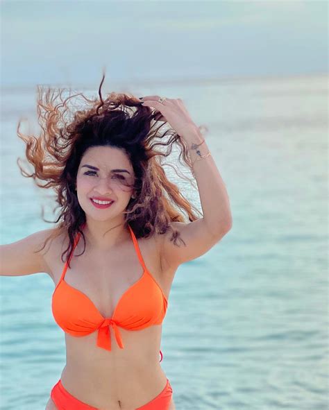 Avneet Kaur Drops Too Hot To Handle Pics In An Orange Bikini