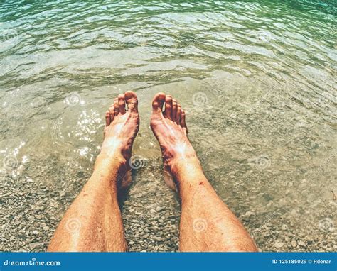 Nackte Beine Entlang Welle Des Seewassers Und Des Rauen Wei En Steinigen Sandes Stockbild Bild