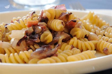 … czyli makaron z czerwoną cykorią sałatową i wędzoną szynką z południowego tyrolu. Ricetta - Pasta speck e radicchio - Le ricette dello ...