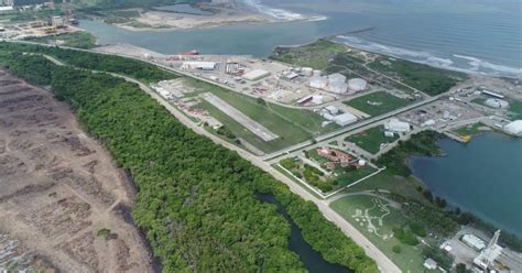 A pesar de ello, los trabajos en la construcción de la refinería no pararon y la maquinaria opera aún con agua a sus alrededores. El primer contrato de la refinería de Dos Bocas ya fue ...