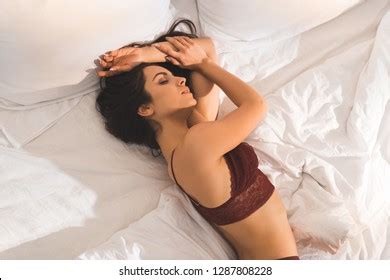 Beautiful Nude Woman Sleeping Bed Home Foto De Stock Shutterstock