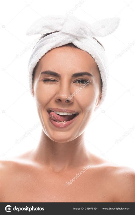 Vista Frontal Mujer Joven Desnuda Banda Pelo Cosmético Sonriendo Parpadeando fotografía de
