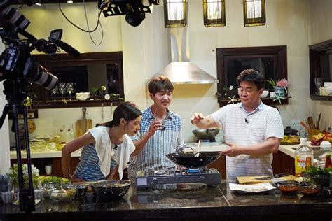 Go go mr paik singapore segment will premiere on tvn on 19 december 2016. Onew, Jung Chaeyeon & Paik Jong Won reunite in Singapore ...