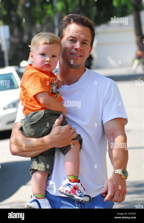 Mark Wahlberg Y Su Hijo Michael Wahlberg Recogiendo Calabazas Listo