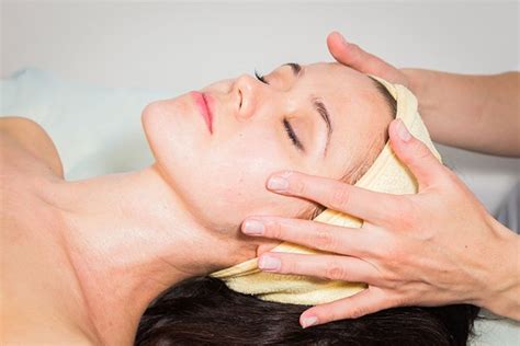 Indian Head Massage Or Full Body Exfoliation At Illusions Beauty