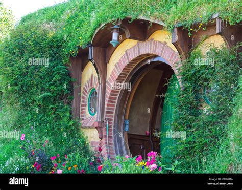 Hobbit Hole At The Hobbiton Movie Set Matamata Nz Stock Photo Alamy