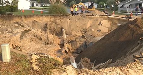 Florida Sinkhole Forces Officials To Evacuate Neighborhood Cbs News