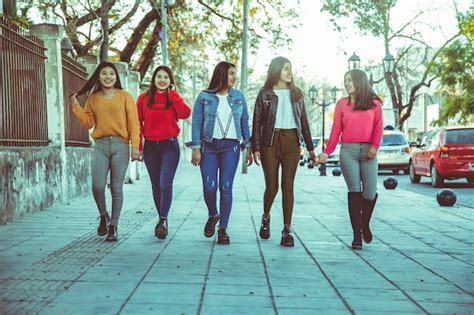 Grupo De Mujeres Caminando Por La Calle Foto Premium