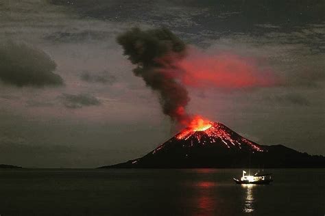 Setelah Erupsi Status Gunung Anak Krakatau Masih Waspada