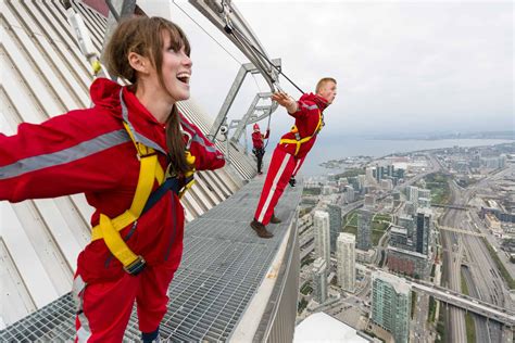 The cn tower is located at 301 front street west in the heart of the entertainment district, on the north shore. 10 Fakten über den CN Tower in Toronto - #KANADASTISCH