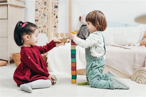 Dos Niños Jugando Con Bloques De Lego En El Piso · Fotos De Stock Gratuitas