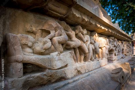 sculptures depicting people having sex on the walls of ancient temples of kama sutra in india