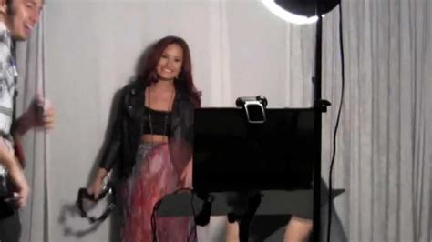 Demi Lovato Trying To Dance The Samba And Shaking Her Tambourine Youtube