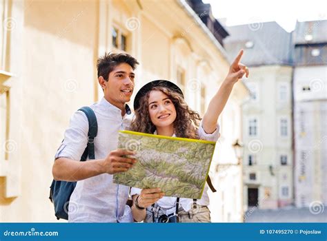 Zwei Junge Touristen Mit Karte Und Kamera In Der Alten Stadt Stockfoto