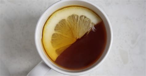 Khasiat atau manfaat air perasan jeruk lemon untuk asam lambung ( gerd ) caranya minum perasan air lemon panas / hangat dicampur dengan satu sendok madu. 7 Cara Meredakan Panas Dalam Paling Ampuh dengan Bahan Alami