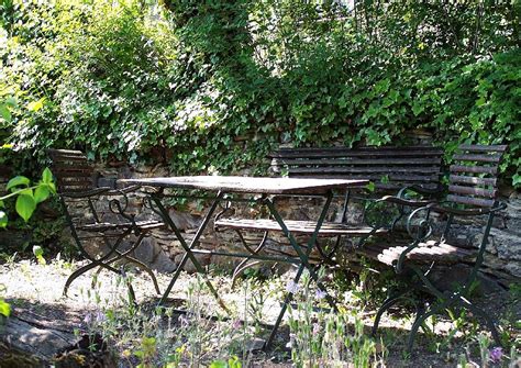 Gemütliche sitzecke im garten zum erholen pension berghof. Gartenmöbel aus Metall in romantischer Sitzecke im Garten ...