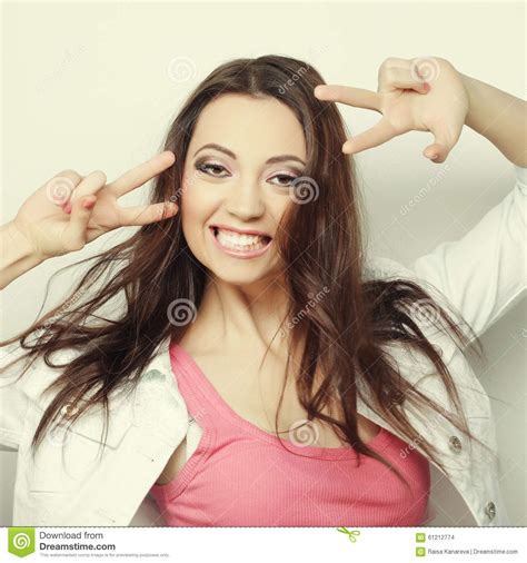 la mujer joven hermosa sonriente que muestra los pulgares sube gesto foto de archivo imagen de