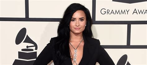 Demi Lovato Walks Grammys 2016 Red Carpet After Posting Makeup Free