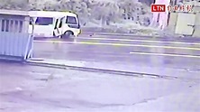小巴自撞司機重傷7乘客輕傷 肇事影像曝光 - YouTube