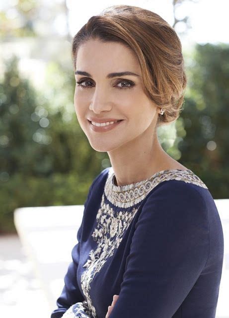 Queen Rania Of Jordan New Official Portraits Queen Rania Royal Fashion Girl