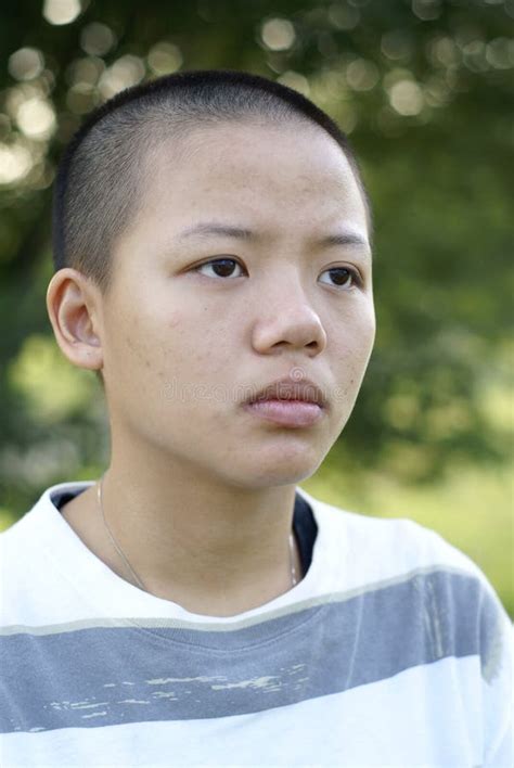 Adolescente Chinês Calvo Com Lápis Grande Foto De Stock Imagem De Cara Androgênio 18903556
