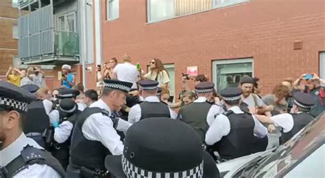 Laurie On Twitter Rt Harleyshah In This Video There Appears To Be A Police Officer Stamping