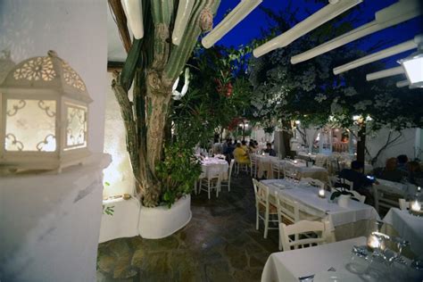 Sensational Designs Of Garden Restaurant Interior Design